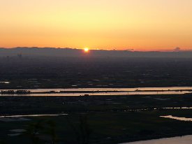 ご来光 左に名駅ツインタワー