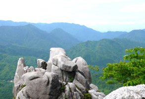 龍ヶ岳の重ね岩