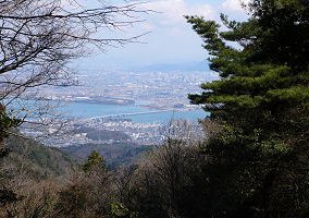 音羽山の道中からびわこ大橋