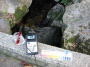 居醒の清水で測定中